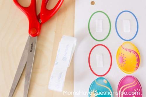 Free printable shape quiet book from Moms Have Questions Too - A great way for children to start learning shapes!