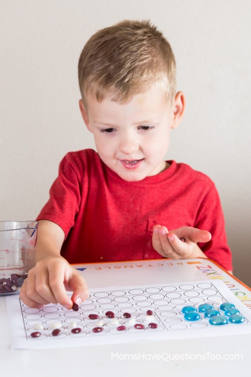 4th of July Sensory Bin Flag Activity - www.momshavequestionstoo.com