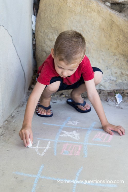 Chalk Tic Tac Toe - 4th of July Games - www.momshavequestionstoo.com