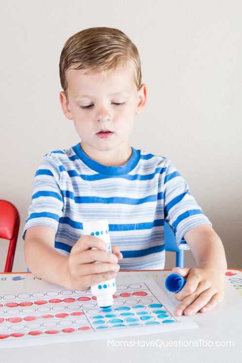 Dot Marker Flag - 5 Crafts for the 4th of July www.momshavequestionstoo.com