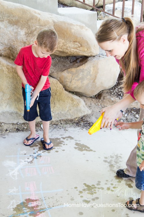 Erasing Chalk Tic Tac Toe - 4th of July Games - www.momshavequestionstoo.com