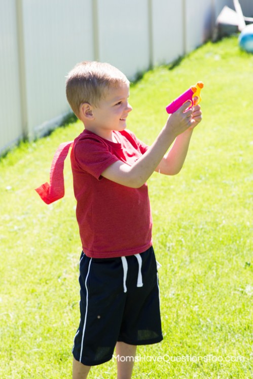 Squirt Gun War - 4th of July Games - www.momshavequestionstoo.com