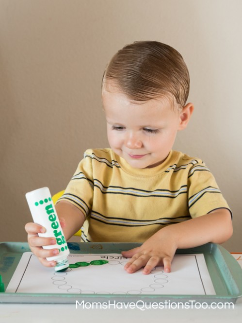 Decorating a circle with do a dot markers - Moms Have Questions Too