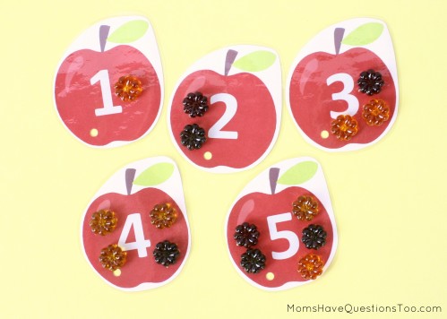 15 toddler activities that use table scatter (also called math manipulatives). These teach counting, creativity, fine motor, and more!