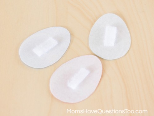 Free printable shape quiet book from Moms Have Questions Too - A great way for children to start learning shapes!