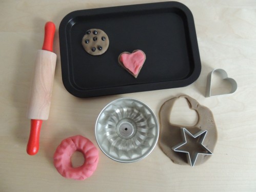 Have fun with playdough by making cookies and cakes. Use beads for chocolate chips and colored playdough for frosting.